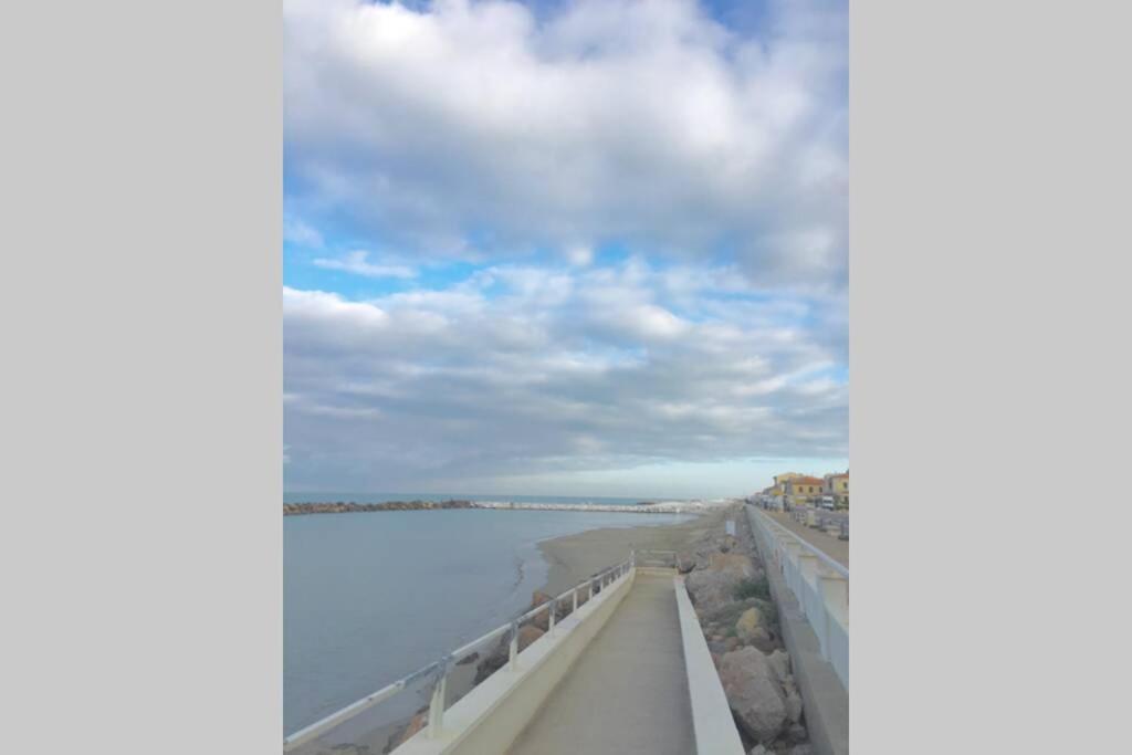 Bilocale Sul Mare Apartment มารินาดิปิซา ภายนอก รูปภาพ